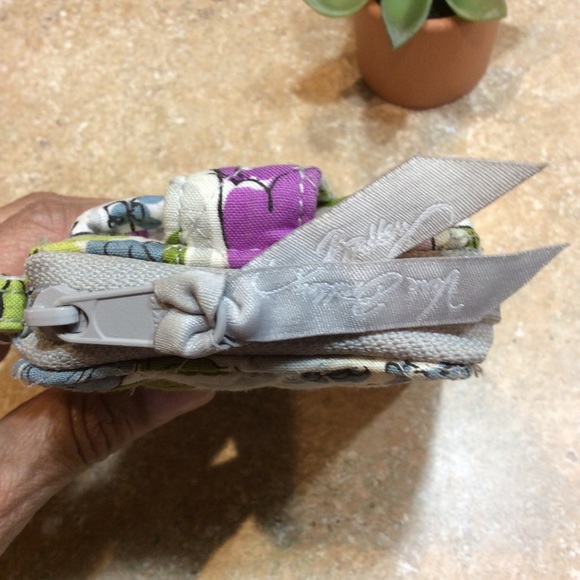 VERA BRADLEY SMALL CELLPHONE ID WRISTLET - Picture 5 of 8